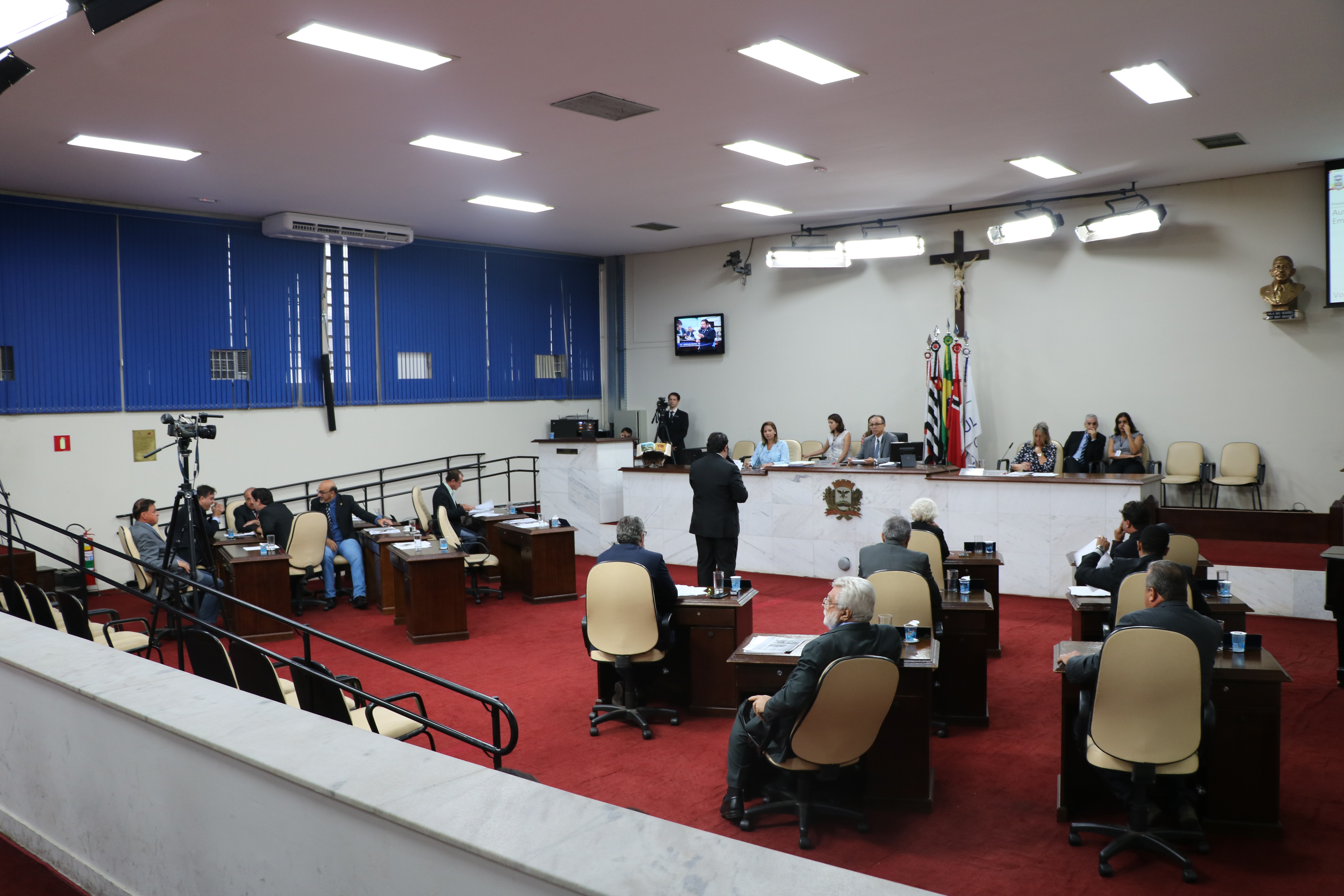 Com 16 votos, Orçamento municipal é aprovado.