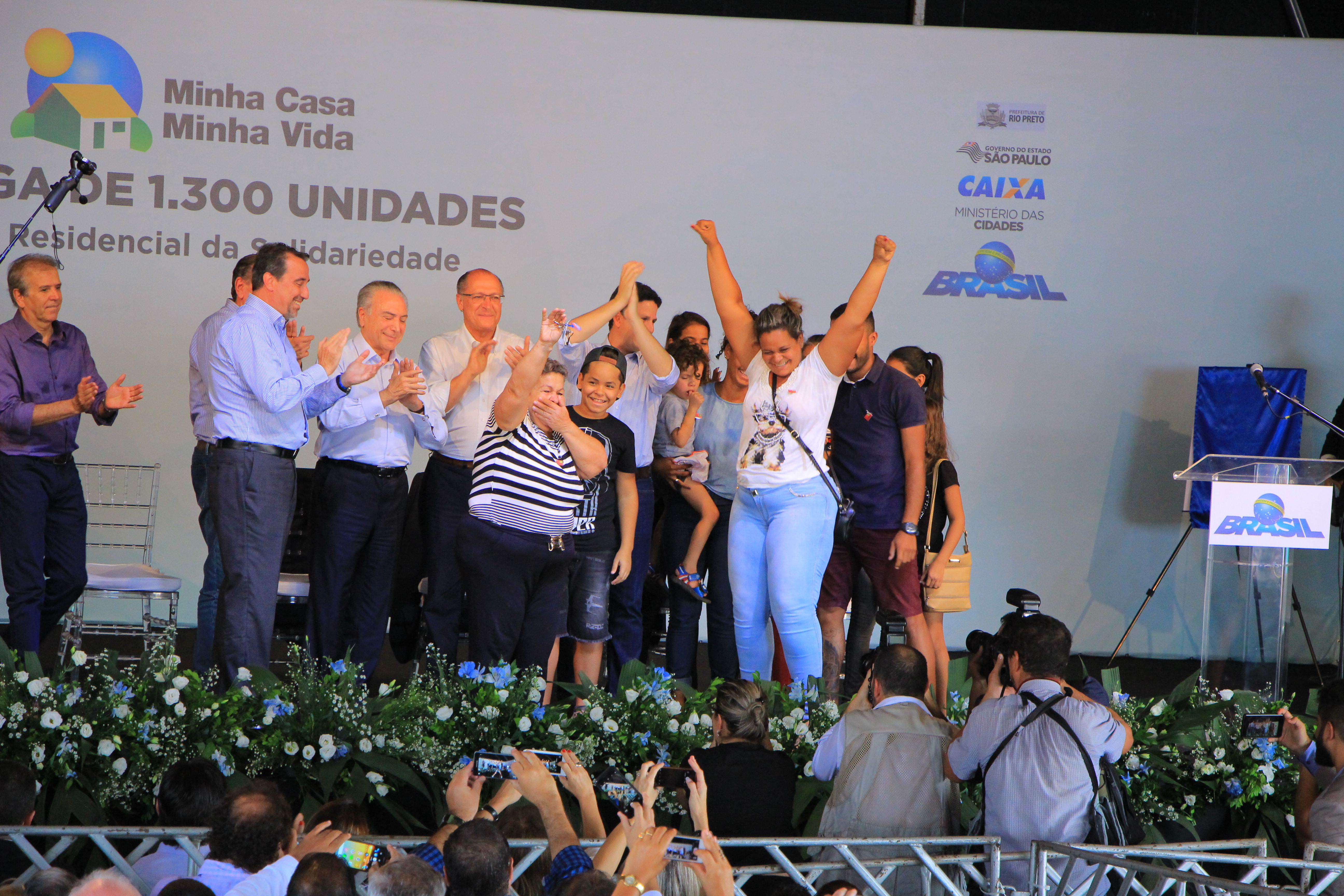 Famílias recebem chave da casa própria das mãos de Temer