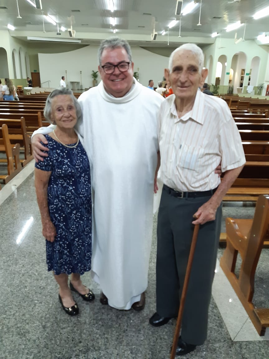 Antônio de Freitas e esposa, com o padre Vinci, em foto recente