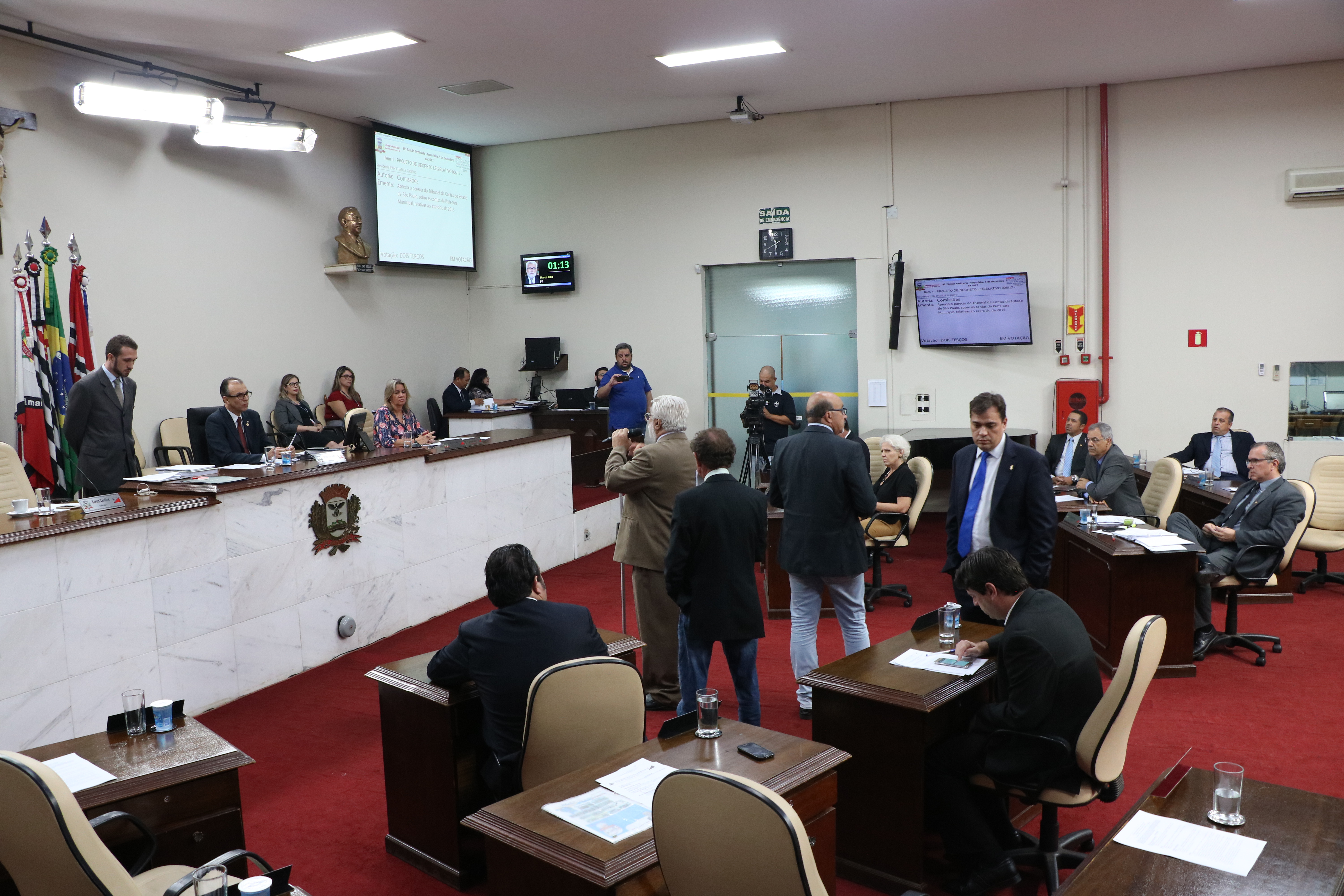 Vereadores na fila do microfone do aparte durante votação da vista das contas de Valdomiro