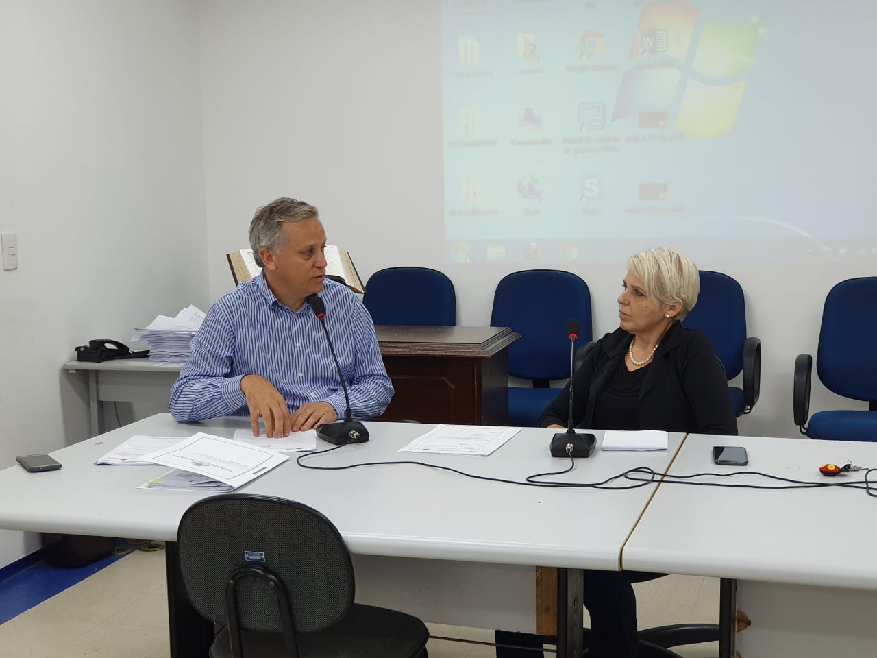 Secretário Pedro Pezzuto apresenta opções de projeto à presidente da Comissão de Saúde