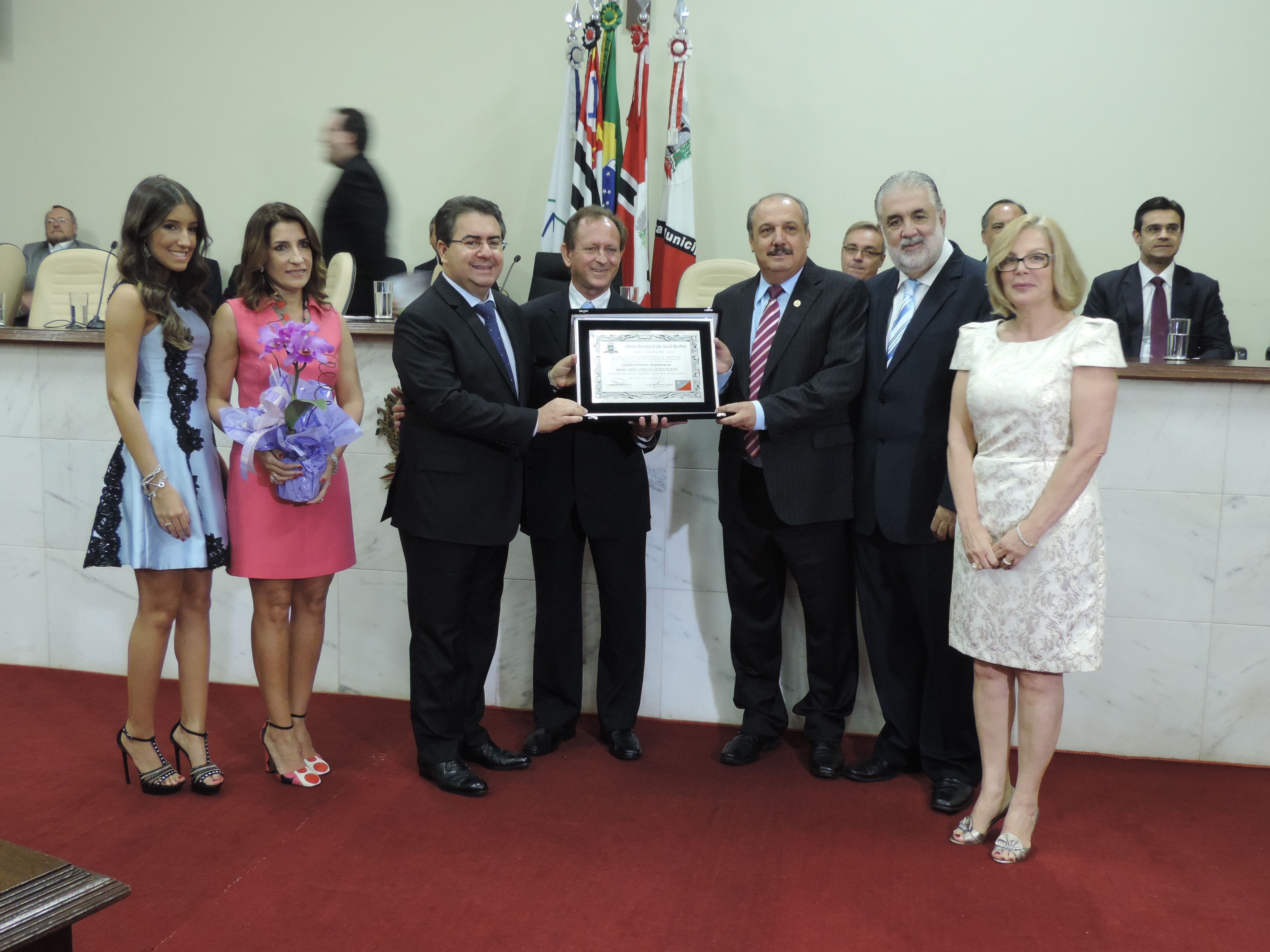 Homenageado recebe placa das mãos do autor do projeto
