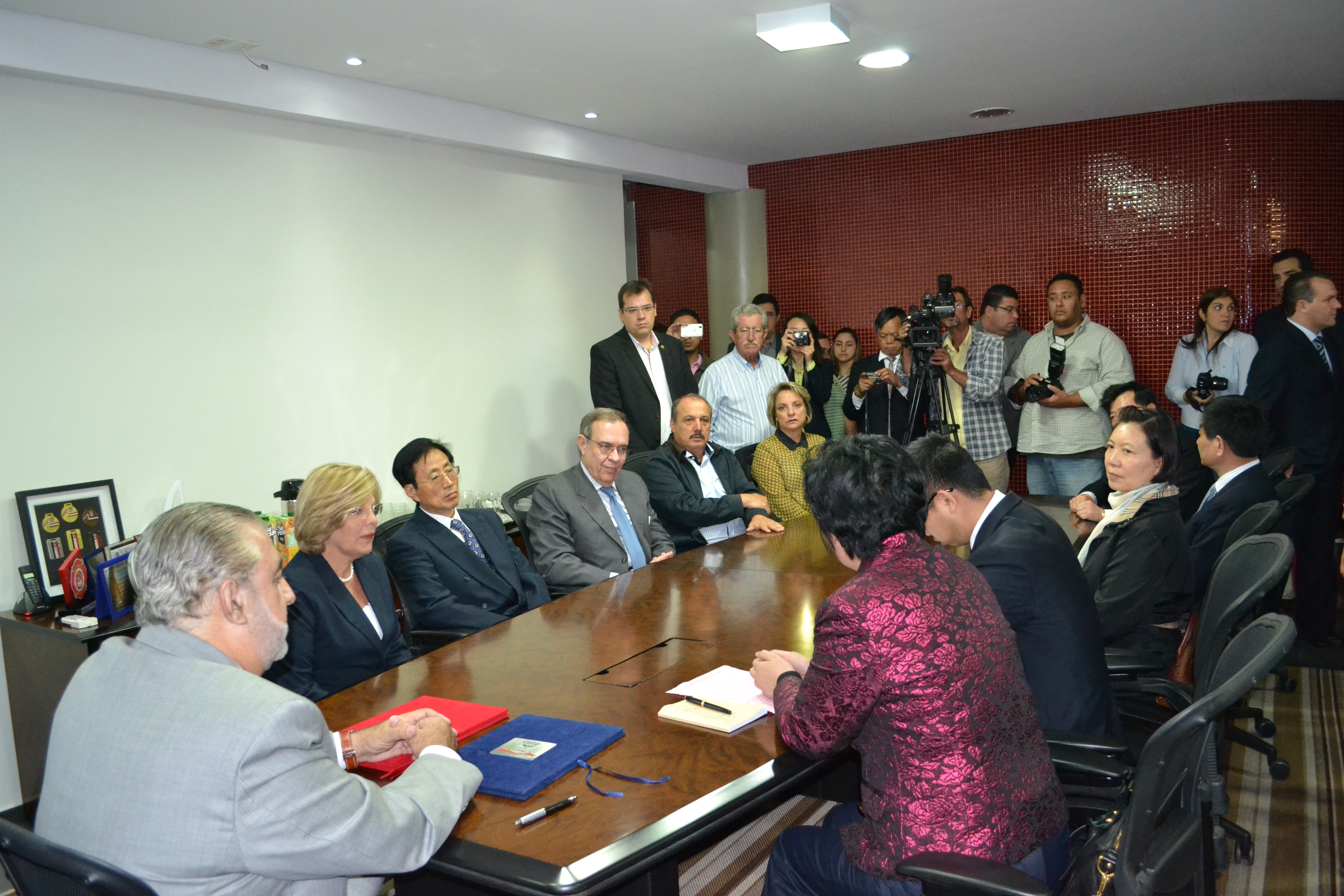O prefeito de Rio Preto, Valdomiro Lopes, ao lado da representante da comitiva e o presidente da Câmara, Paulo Pauléra