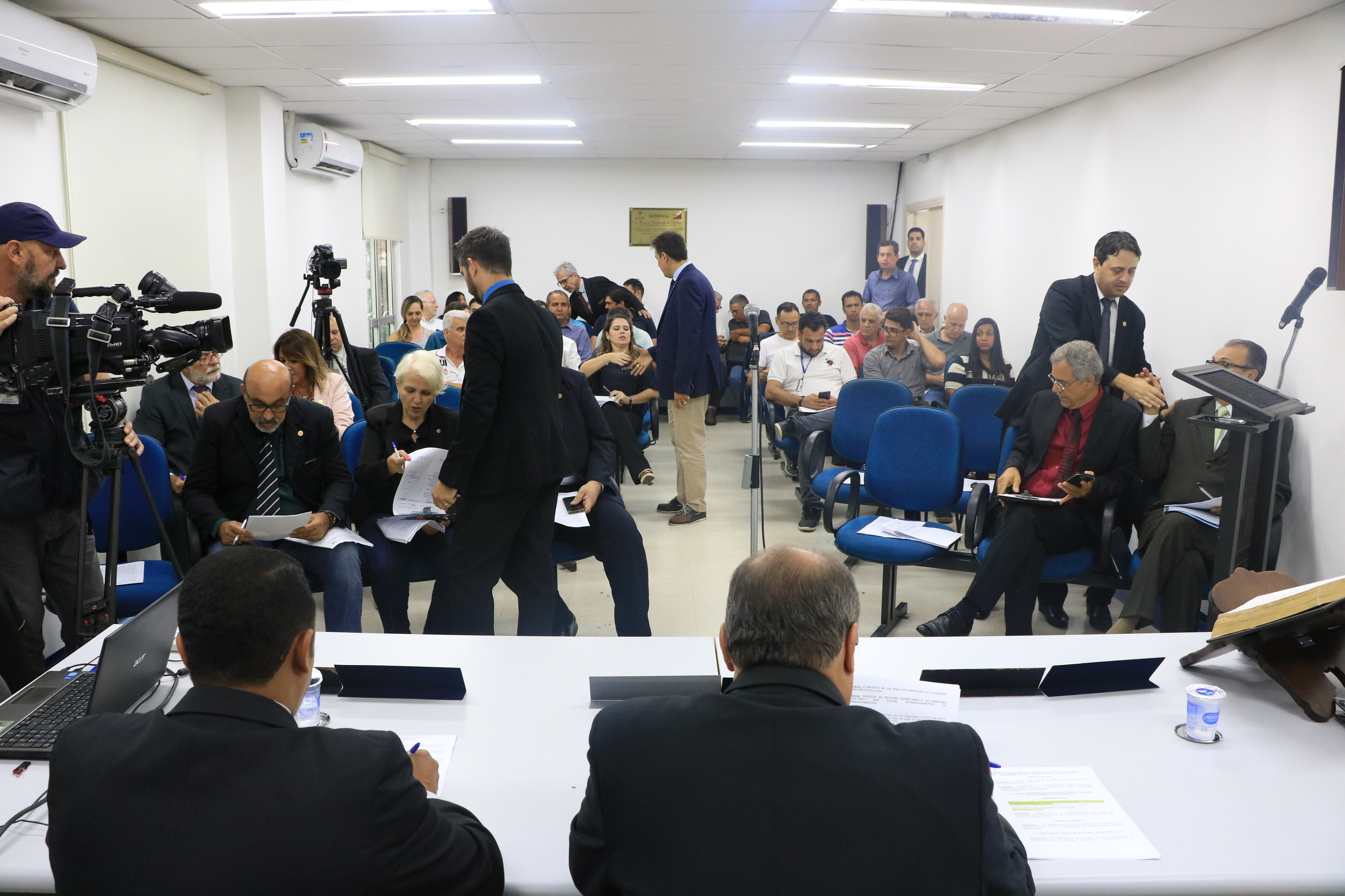 Sessão é transmitida ao vivo pela TV Câmara e Rádio Educativa