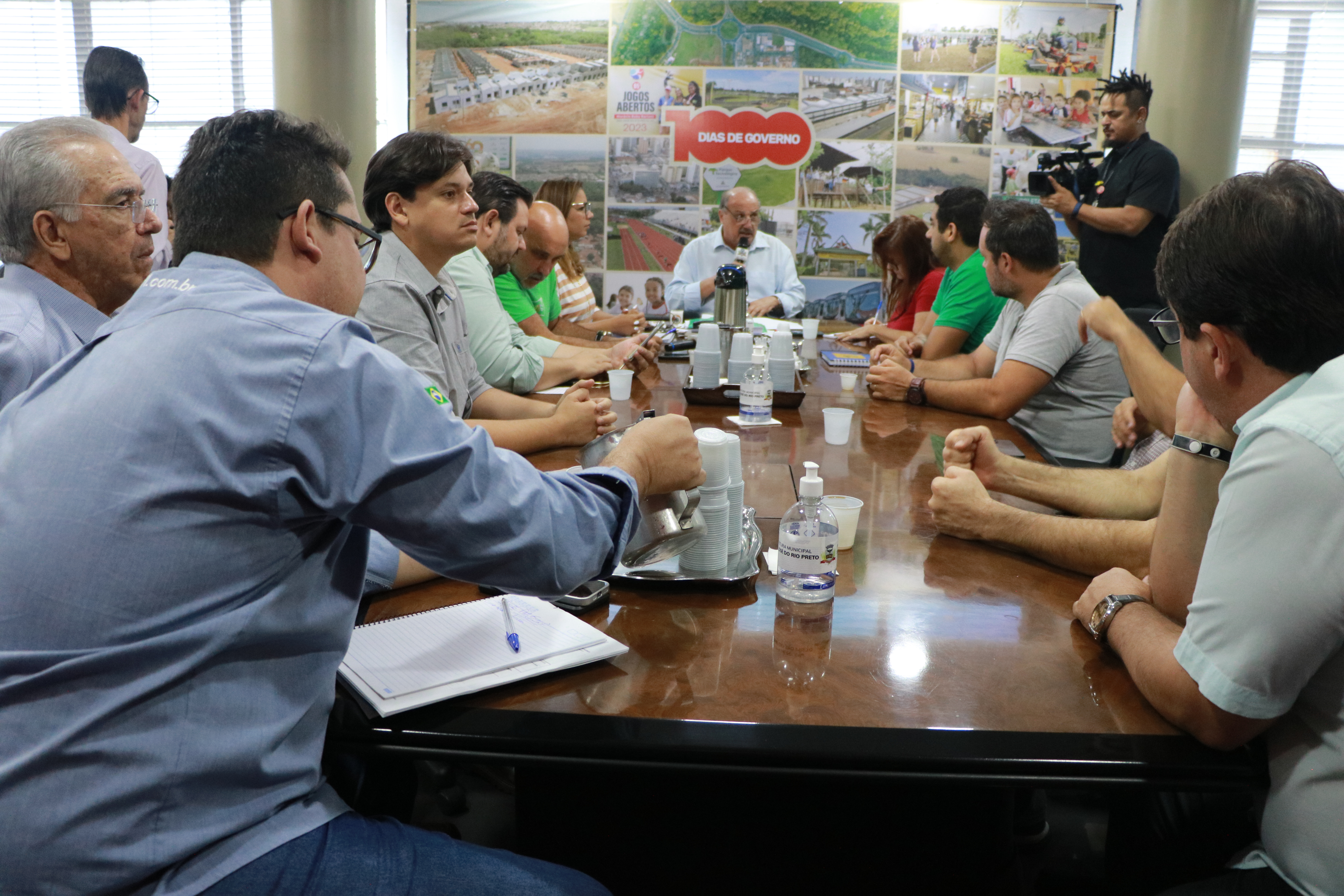 Reunião na Prefeitura, conduzida pelo prefeito Pauléra, reuniu todos os envolvidos na poda de árvores: avanço