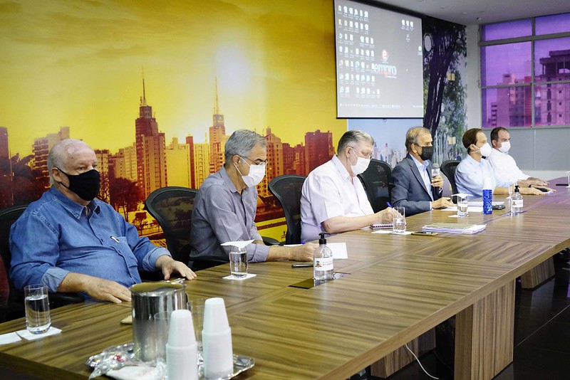 Pedro Roberto acompanha explicações do prefeito: decisão em conjunto com Mesa Diretora